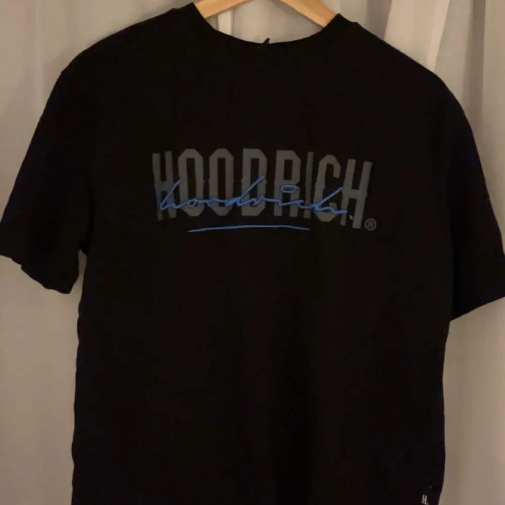 Hej! Säljer en fet hoodrich t shirt den har inga defekter eller så är köpt på jd sports den passar till mycket bara och höra av sig vid frågor och funderingar!. T-shirts.