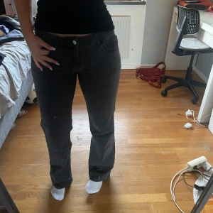 Svarta byxor i bra skick - Säljer ett par mörkgrå jeans i bra skick. De är köpta på H&M för 3 år sen. De har en bootcut passform och är lågmidjade.  Passar perfekt nu i höst och inför vintern! Kontakta mig vid frågor💕