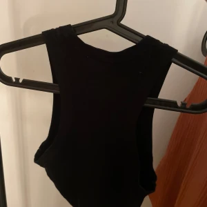 Svart top  - Mycket bra skick , aldrig använd. 