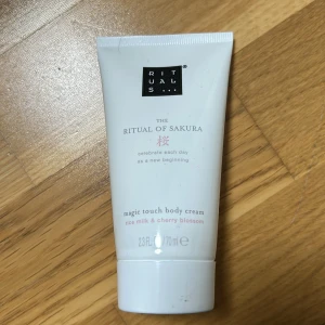 The Ritual of Sakura Body Cream - En lyxig kroppskräm från Rituals med doft av rismjölk och körsbärsblom. Perfekt för att fira varje dag som en ny början. Tuben är smidig och lätt att ta med sig.