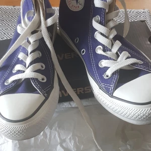 Skor Converse  - Jag säljer mina fina ett par snygg converse skor använd 2 gånger ej smutsig inga skador storlek 36vid köp medföljer box,,, Hör gärna av dig vid intresse,,,,,,,,,,