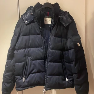 Moncler jacka - Säljer min Moncler montgenevre jacka i storlek 3 (L) den är i perfekt skick då den använts få gånger!