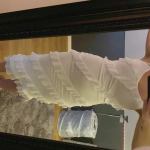 Vit klänning med volanger från Shein - Säljer en superfin vit klänning från Shein med volanger som går diagonalt över hela klänningen. Klänningen har en tight passform som framhäver figuren. Använd endast en gång😊