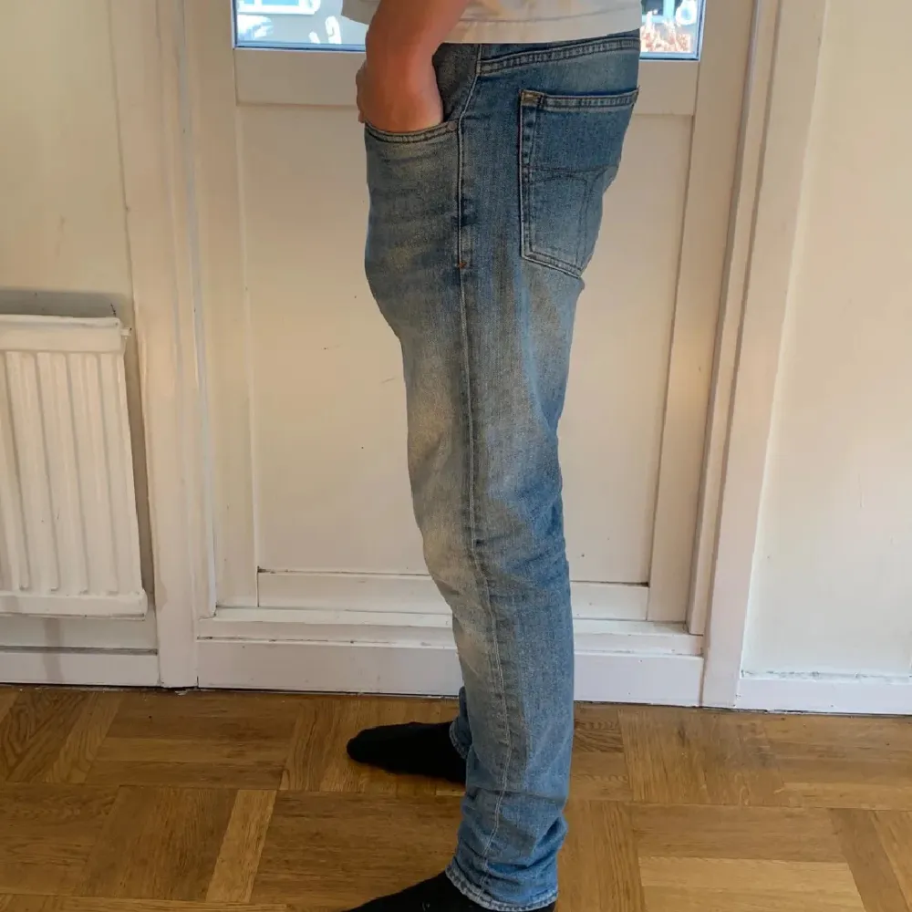 Säljer ett par snygga blå jeans från Tiger of Sweden i modellen Evolve. De är en slimfit modell och är i mycket bra skick! Storlek 31/34. Jeans & Byxor.