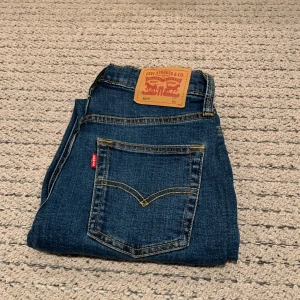 Levis jeans 501 - Snygga blå Levis jeans helt nya aldrig använda bara tagit av lapparna. Sick 10/10. 