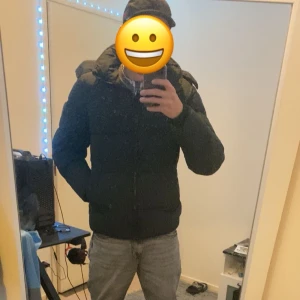 Vinterjacka - Säljer min Calvin Klein vinterjacka pågrund av att den inte kommer till användning den är storlek M  Pris kan diskuteras vid snabb affär