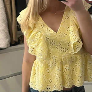 Gul blus  - Superfin gul blus från Edited med v-ringning och volangdetaljer. Den är använd 1 gång så den är som ny. Nypris 799kr! 💛