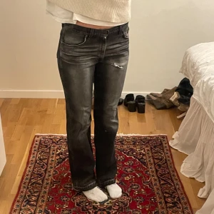 GRÅ JEANS - Supersnygga grå jeans från Wrangler! Jag är 180cm lång och de sitter perfekt i längden på mig! Skulle uppskatta storleken till W32 L34 på ett ungefär😊