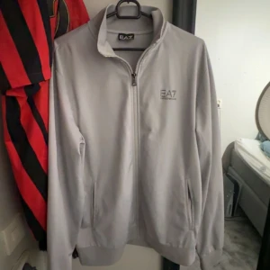 ARMANI DRESS - Helt oanvänd Armani dress. Storlek L men passar även M. Tveka inte på att höra av dig vid frågor😉