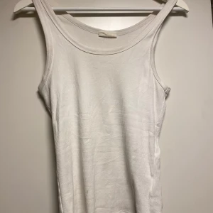 Vitt linne - Vitt ribbat linne från Gina Tricot. Knappt använt.