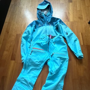 Skidställ Elevenate xs  - Säljer nu ett mycket fint skalställ från Elevenate då jag tyvärr inte använt det jättemycket.  Både jackan och byxorna är i xs, skulle säga att det passar en s också.  Nypris då var ca 10.000kr