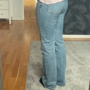 Blå bootcut jeans - Säljer ett par snygga blå bootcut jeans i bra skick. Midjan är medalhög skulle jag säga. Köpta på Stradivarius och säljer de då jag inte använder dem. 🦋