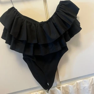 Zara volangbody  - Off shoulder volang body från Zara! Skitsnygg men för liten för mig tyvärr ❤️ strl M 