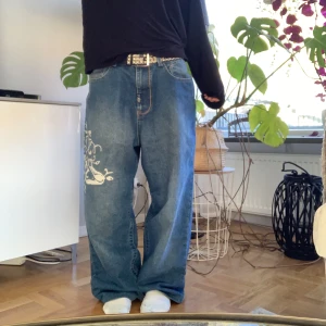 Baggy jean - Baggy jean me vita detaljer på ena sidan o bak, fet sköna o coola. Ba andvänt dem typ 3 gnr då det it e riktigt min stil längre