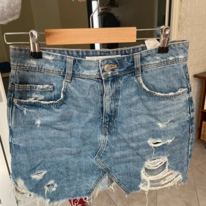 Jeanskjol zara - Blå jeanskjol från Zara med hål