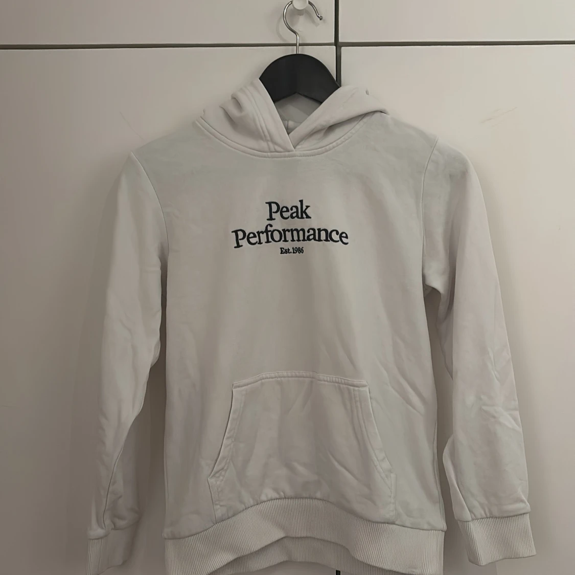 Vit hoodie från Peak Performance