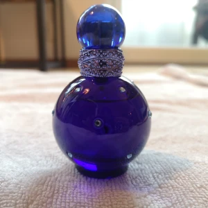 Midnight Fantasy EdP 30ml - En utav Britney Spears parfymer. Använd 2-3 tillfällen. Box medföljs ej.