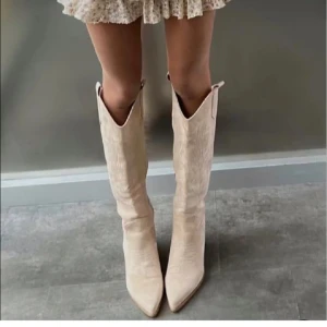 Beiga cowboy boots  - Köpa på plick men tyvärr för små för mig. Skorna är aldrig använda men kommer utan box. Dom är i storlek 41 men passar mer 39-40 då de är smala framtill 