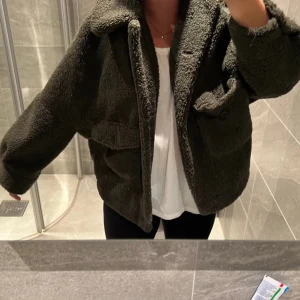 snygg grön teddyjacka  - säljer min gröna Teddy jacka då den inte kommer till någon användning, skriv för egna bilder🤍🤍 köp direkt, postar samma dag