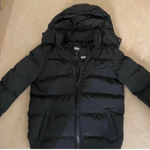 Snygg vinter jacka  - Hej? Säljer nu denna helt oanvända vinter jackan i storlek S då den är lite stor för mig👍 skicket är såklart 10/10 inga defekter alls och aldrig använd vid funderingar bara hör av dig!😊