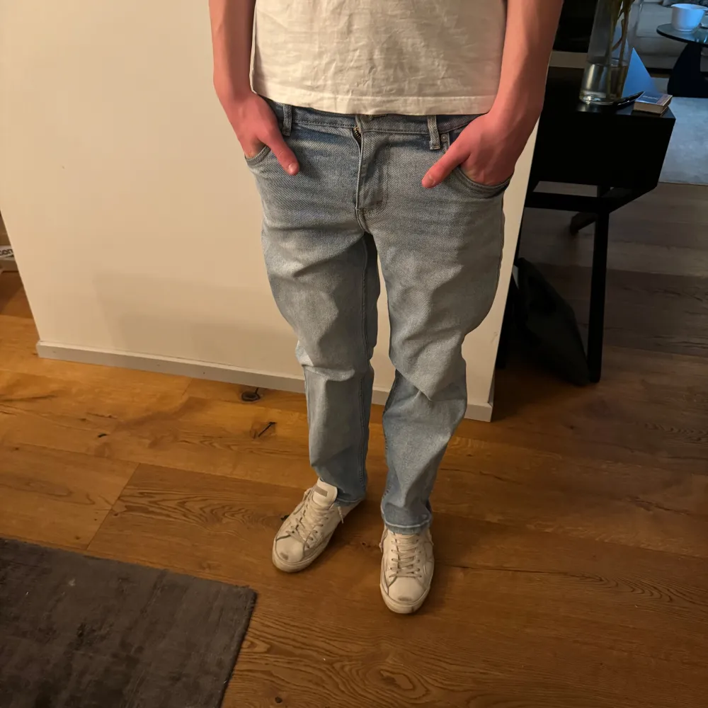 Säljer ett par ljusblå Levis jeans i bra skick. De har en klassisk straight passform. Storlek 176 men skulle säga att de passar till 185. Jeans & Byxor.