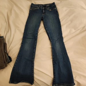 Low waist bootcut jeans - Low waist bootcut jeans i stolek 31. Säljet pågrund av att dom är för små och inte kommer till användning. Passqr stolek xs. Skriv om du har frågor. Pris kan  diskuteras. Köpte för ca 600 kr