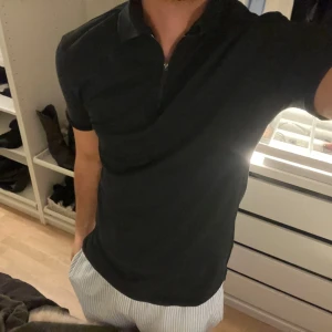  Ralph Lauren t-shirt - Hej!🤗 Säljer denna fantastiska svarta t-shirt från Ralph Lauren i storlek S. Den sitter tajt och är knappt använd. 😀