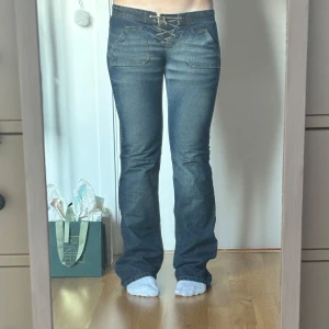 Lågmidjade bootcut jeans med snörning - Intressekoll på de här dösnygga jeansen❣️❣️