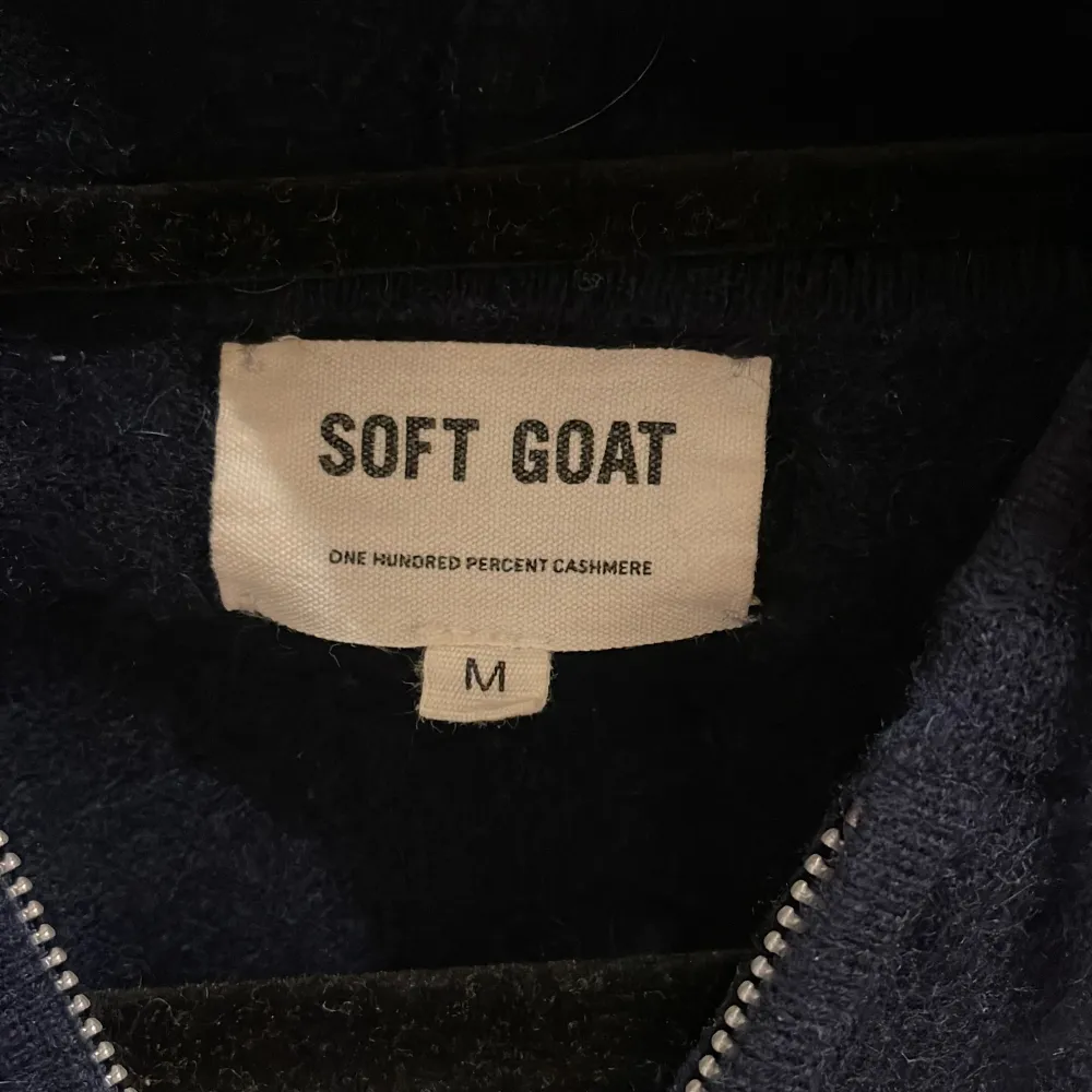 📣INTRESSE KOLL📣mörkblå hoodie från Soft Goat i 100% kashmir. Den har en dragkedja framtill och en skön huva samt två framfickor. På lappen står det M men jag skulle säga att den är smal i ärmarna där av inte passar mig som har M, passar perfekt S och XS. Orginalpris 2695kr.. Tröjor & Koftor.