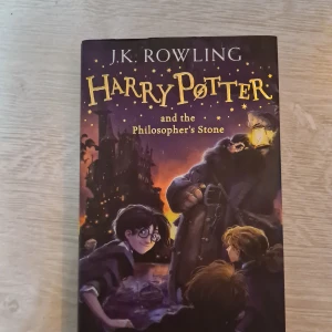 Harry Potter and the Philosopher's Stone - Säljer en magisk bok, 'Harry Potter and the Philosopher's Stone' av J.K. Rowling. Det är första boken i serien och denna är alltså på engelska. Svenska titeln är 'Harry Potter och De Vises Sten'.