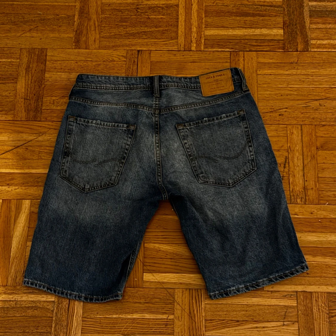 Blå jeansshorts med slitningar - 92