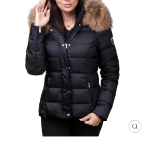 Svart dunjacka med pälsdetaljer - Säljer en snygg svart dunjacka med pälsdetaljer på huvan. Jackan har en figursydd passform och stängs med dragkedja och knappar. Perfekt för kalla vinterdagar!💕 Exakt likadan fast svart päls istället för ljus. Bilder på jackan kan skickas när jag kommit hem från min semester!💕Ny pris mellan 2600-3500kr. Storlek 38 men passar mig utmärkt som har XS så skulle säga att den är lite liten i storleken. 