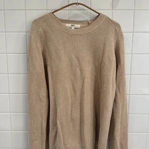 Beige stickad tröja från Hope - storlek 46 - Säljer en superfin beige stickad tröja från Hope i storlek S. Perfekt för höst och vinter med sin mysiga och varma känsla. Tröjan har långa ärmar och en klassisk rund halsringning. Passar både till vardags och lite finare tillfällen. 🧶✨