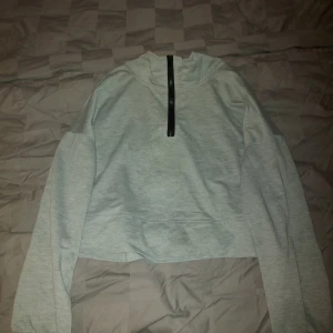 Grå hoodie från Shein - Säljer en grå hoodie från Shein i bra skick. Den har en dragkedja framtill och är croppad i modellen. Perfekt för en avslappnad stil under hösten eller våren. Långärmad och superbekväm! Andnings material o funkar vra för träning