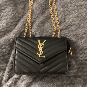 Svart väska  - Snygg väska med YSL loggan (inte äkta), köp på en marknad i italien❤️ väldigt bra skick nästan aldrig använd!!