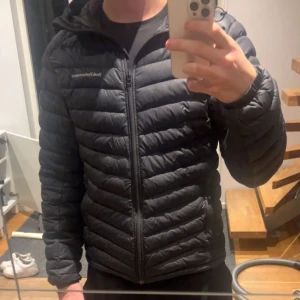 Svart dunjacka från Peak Performance - Säljer en svart dunjacka från Peak Performance i mycket bra skick. Jackan är perfekt för höst och vinter! Lite vit färg på insidan av jackan som inte syns vid användning, hör av er vid intresse! 🌟