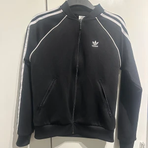 Adidas kofta  - Säljer en fin och stilig kofta från Adidas. Inga skador eller defekter. Används fåtal gånger 