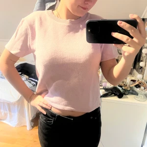 Ljusrosa topp från Zara - Säljer en söt ljusrosa topp från Zara i storlek L. Den är kortärmad. Perfekt för vår och sommar! Toppen är i mycket bra skick och passar både till vardags och fest. Skulle säga att den är mer M ön L. 