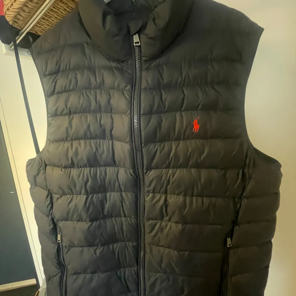 Hejsan! Säljer nu min Ralph lauren väst då den inte kommer till användning! Köpt på zalando för 3200kr, kvitto på köpet finns🫡 Storlek L Färg: Mörkblå. Jackor.