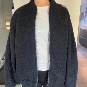 Mörkblå teddyjacka - Säljer en supermysig mörkblå teddyjacka med dragkedja. Den har en oversized passform med långa ärmar. Aldrig använd med saknar tyvärr prislapp😊 Strlk M/L
