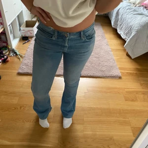 Lågmidjade jeans  - Lågmidjade jeans från Only 🙌🏼 midjemått: 38 Innebensmått:80