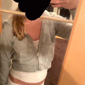 Kort zip-hoodie - Kort zip hoodie från brandy Melville🤍  Väldigt skönt material och knappt använd. Nyskick!  Köparen står för frakt🥰