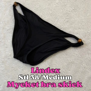 Lindex bikini trosa Stl 38/Medium - Jättefin svart bikini trosa i storlek 38/Medium ifrån Lindex. Bara färgen som lossnat lite ifrån bollarna. Men det är inget man tänker på. Se bilder. Annars i mycket bra skick. 💕Skriv jättegärna ett omdöme efteråt. Snabb leverans. 🚚 