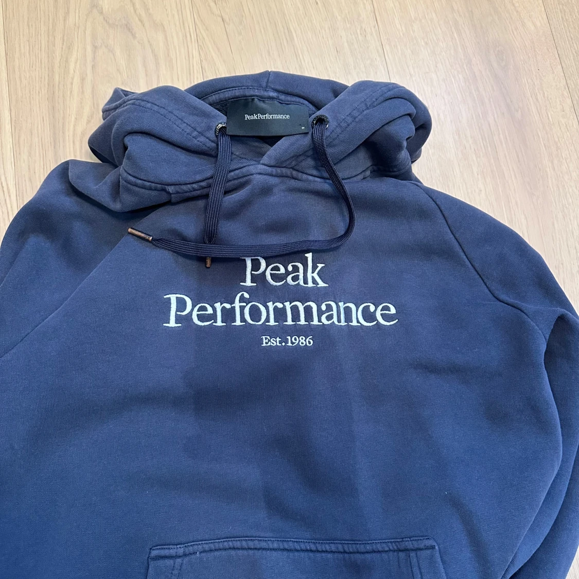 Mörkblå hoodie från Peak Performance - 91