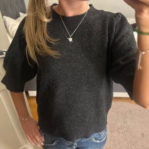 Mörkgrå tröja - Säljer en mörkgrå tröja med puffiga trekvartsärmar. 