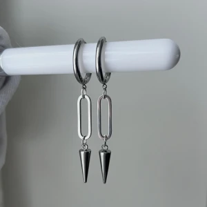 Silver spike - Eleganta men coola silver örhängen •rostfri stål