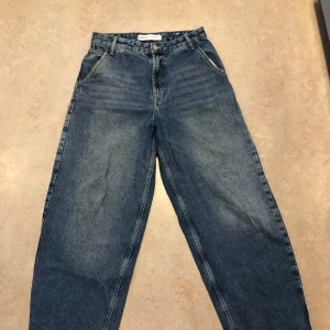 Blå jeans från Bershka - Snygga blå jeans från Bershka dom är i ganska bra skick och har inga slags fläckar 