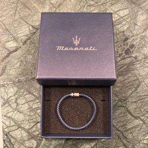 Maserati Armband - Säljer detta feta armband från Maserati i väldigt bra skick! Armbandet som ni ser kommer med dyna och låda! Nypris är cirka 850kr. Hör av er om funderingar eller prisförslag uppstår. Vi hörs! 🙌