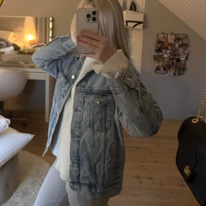 Oversized jeansjacket - Snygg ljusblå oversized jeansjacka från ginatricot, därav i storlek XS. Jackan har en klassisk design med knappar framtill och två bröstfickor. Perfekt nu till våren och passar till de mesta outfits! Säljer den för har en till🩵
