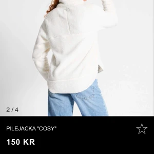 Vit pilejacka 'Cosy' - Mysig vit pilejacka med dragkedja och hög krage. Perfekt för kyliga dagar när du vill hålla dig varm och bekväm. Jackan har en avslappnad passform och är lätt att matcha med olika outfits.